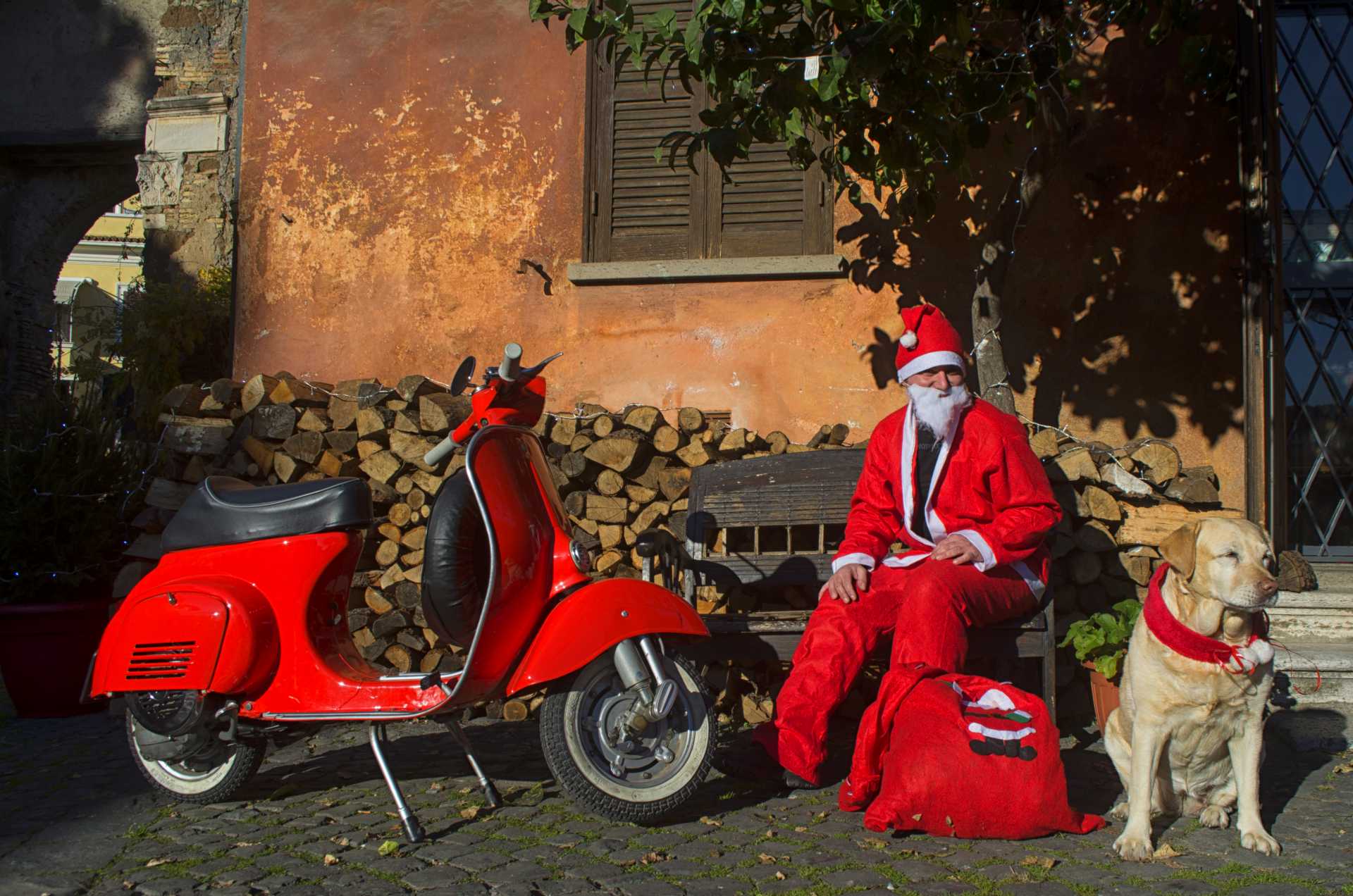 Auguri da Babbo Natale in Vespa nel Borgo di Ostia Antica